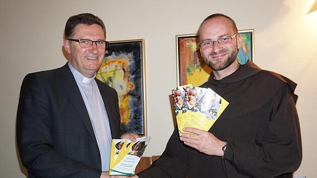 Pater Paul Porwit, ein Karmelitenpater, der im Projektdorf Gahunga seinen Dienst tut, besuchte Pfarrer Dr. Andreas Krefft (links) in Bad Neustadt. Die weitere Organisation des Projektes war ein Schwerpunkt des Austauschs.  Foto: Marion Eckert