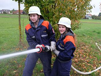 Wasser Marsch bei der Übung der Jugendfeuerwehren aus Lauter,  Stralsbach, Waldfenster und Oehrberg. Foto: Gerd Schaar