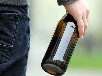 Einen Nasenbeinbruch und Verletzungen im Mundbereich erlitt ein junger Mann, dem am  Sonntagmorgen in der W&uuml;rzburger Innenstadt  eine Flasche ins Gesicht geworfen wurde.  Symbolbild. Foto: Tobias Hase/dpa