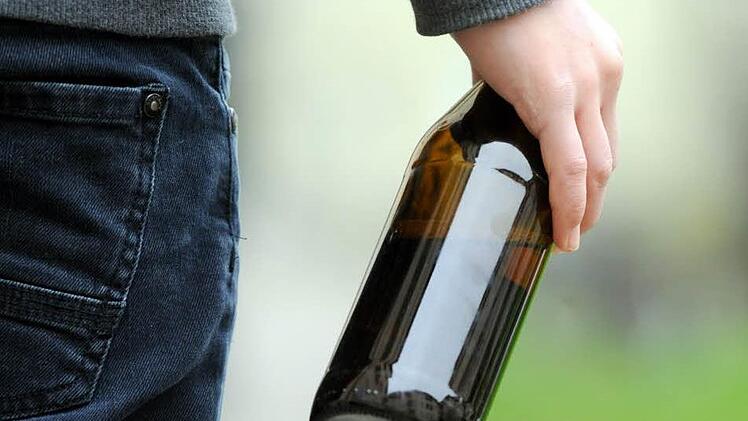 Einen Nasenbeinbruch und Verletzungen im Mundbereich erlitt ein junger Mann, dem am  Sonntagmorgen in der W&uuml;rzburger Innenstadt  eine Flasche ins Gesicht geworfen wurde.  Symbolbild. Foto: Tobias Hase/dpa
