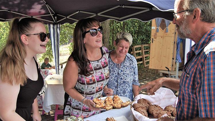 Die Gartenbauvereinsmitglieder Alina Mützel (von links), Mutter Astrid Mützel und Carola Brandler zeigen Hobby-Bäcker Christian Jung ihr Original Heiligkreuzer nassgelaibtes Sauerteigbrot mit vegetarischen Aufstrich.Sigismund von Dobschütz