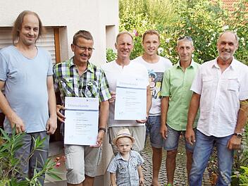 Viel Grund zum Feiern bei der Zimmerei Müller in Eltmann. Unser Bild zeigt die Jubilare Georg Dietz (Zweiter von links), der für 25 Berufsjahre ausgezeichnet wurde und Bernhard Ziegler (Dritter v.l.), der für 40 Berufsjahre ausgezeichnet wurde, mit Freunden und Familie. Foto: S. Weinbeer