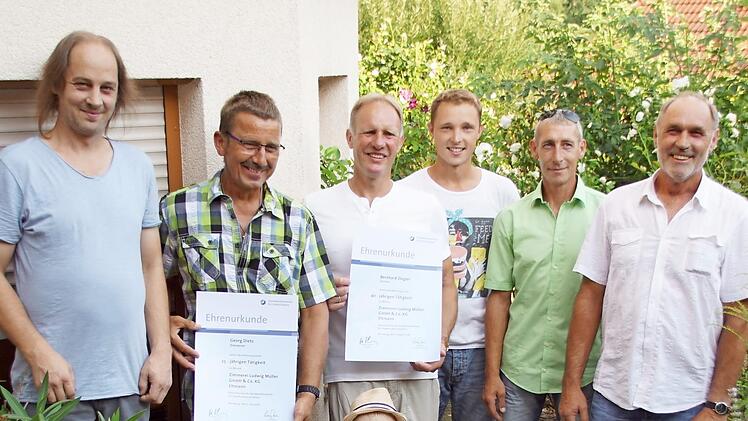 Viel Grund zum Feiern bei der Zimmerei Müller in Eltmann. Unser Bild zeigt die Jubilare Georg Dietz (Zweiter von links), der für 25 Berufsjahre ausgezeichnet wurde und Bernhard Ziegler (Dritter v.l.), der für 40 Berufsjahre ausgezeichnet wurde, mit Freunden und Familie. Foto: S. Weinbeer