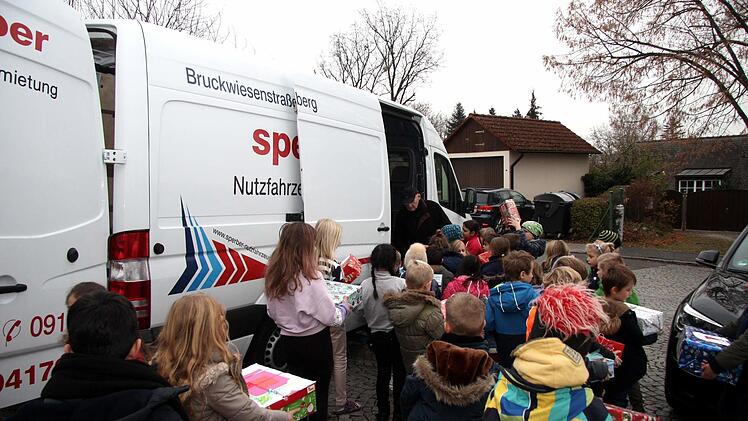 Großer Andrang vor dem Transporter   Foto: Richard Sänger