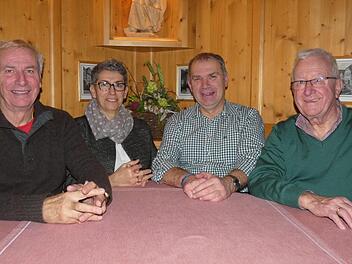 Die Inhaberin der Buchhandlung "Leseinsel" in Ebern, Ursula Gräbe, freute sich zusammen mit den Akteuren Wolfgang Reichmann (links), Fredi Breunig (Dritter von links) und Wilhelm Wolpert (rechts) über den Erfolg der Mundartrallye.Christian Licha