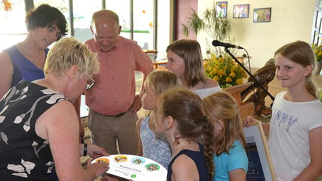 Die Gastgeberin, die Rektorin der Euerdorfer Einhard-Grundschule Sabine Schalke, durfte als erste im Landkreis das Auszeichnungsschild an ihrer Schule anbringen. Im Hintergrund Regierungsdirektor Michael Geiger. Peter Rauch