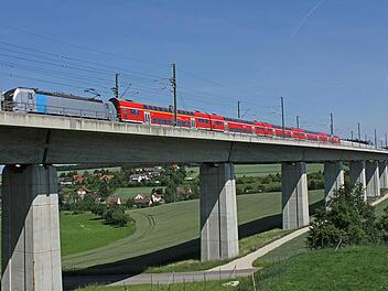 Nach 2023 sollen keine Doppelstockwagen dieses Typs mehr über die Neubaustrecke rollen (hier die Talbrücke Weißenbrunn). Die Bayerische Eisenbahngesellschaft verlangt neue Züge, die druckdicht sind - denn womöglich sollen sie bis Erfurt auf der ICE-Strecke weiterfahren.  Foto: Deutsche Bahn AG/Claus Weber