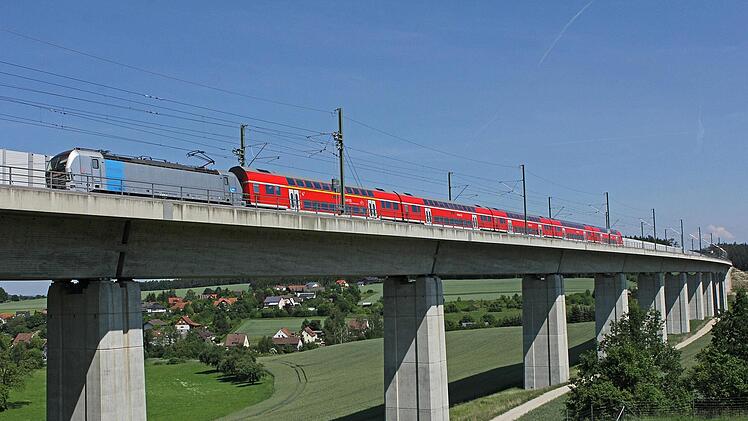 Nach 2023 sollen keine Doppelstockwagen dieses Typs mehr über die Neubaustrecke rollen (hier die Talbrücke Weißenbrunn). Die Bayerische Eisenbahngesellschaft verlangt neue Züge, die druckdicht sind - denn womöglich sollen sie bis Erfurt auf der ICE-Strecke weiterfahren.  Foto: Deutsche Bahn AG/Claus Weber