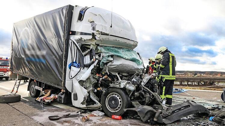 Keine Überlebenschance hatte der Fahrer dieses Kleintransporters auf der A3.  Foto: News5/Merzbach