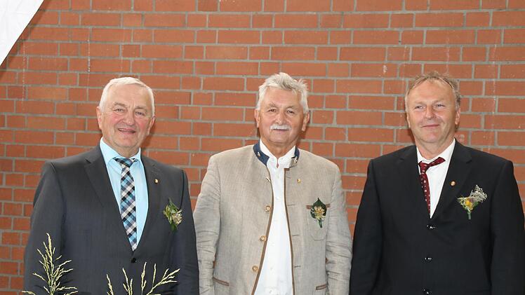 Kurt Selbert (von links) war 14 Jahre Stellvertretender Kreisobmann, daneben Peter Hart  und der neue Stellvertreter Lothar Haas.