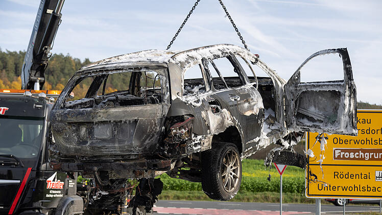 Fahrer bemerkt dichten Qualm aus Motorraum: Auto gerät in Vollbrand