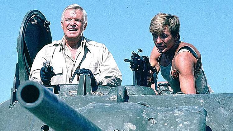 Macht nicht nur im Panzer eine gute Figur: Templeton Peck (Dirk Benedict, rechts) wird von seinen Kollegen auch "Face" genannt. Kein Wunder, setzt doch der Frauenschwarm sein gutes Aussehen und einnehmendes L&auml;cheln oft als Waffe ein.