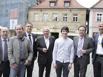 Förderer und Geförderte (von rechts): Enrico Tomassini (Toni Dress), Ewald Maier (Sparkasse), Lorenz Deutsch (JTF), Bernd-Dieter Hülfenhaus (Simon Hegele) , Reinhold Müller (Stadtwerke), Wolfram Weltzer (JTF) und Franz Stumpf (Oberbürgermeister). Foto: Roepert