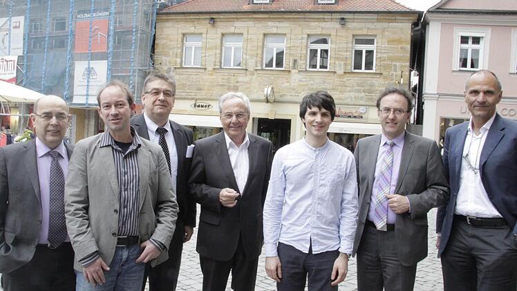 Förderer und Geförderte (von rechts): Enrico Tomassini (Toni Dress), Ewald Maier (Sparkasse), Lorenz Deutsch (JTF), Bernd-Dieter Hülfenhaus (Simon Hegele) , Reinhold Müller (Stadtwerke), Wolfram Weltzer (JTF) und Franz Stumpf (Oberbürgermeister). Foto: Roepert