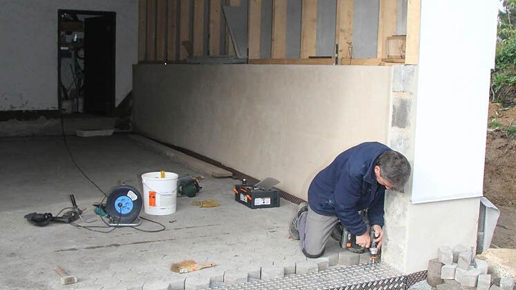 Die Garage ist komplett angebaut worden - mit viel Eigenleistung des Vereins SG Gösmes-Walberngrün. Foto: Sonja Adam