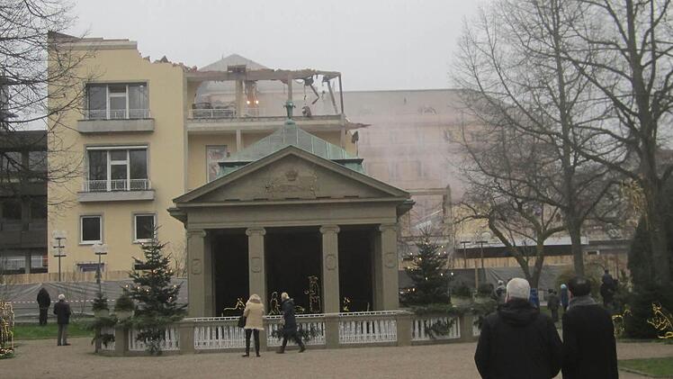 Fassungslos schauten viele Menschen dem Abbruch des Bad Kissinger Kurhaushotels zu. Foto: Mäuser