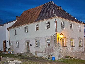 Im Abendlicht offenbart das frühere Gasthaus "Oudla" seinen Charme: Wie hegt es weiter mit dem Anwesen Marktplatz 10 und den Nachbargebäuden? Nicht nur der Gemeinderat, auch die Bürger von Marktgraitz sind gefordert.  Foto: Klaus Gagel