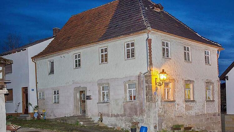 Im Abendlicht offenbart das frühere Gasthaus "Oudla" seinen Charme: Wie hegt es weiter mit dem Anwesen Marktplatz 10 und den Nachbargebäuden? Nicht nur der Gemeinderat, auch die Bürger von Marktgraitz sind gefordert.  Foto: Klaus Gagel
