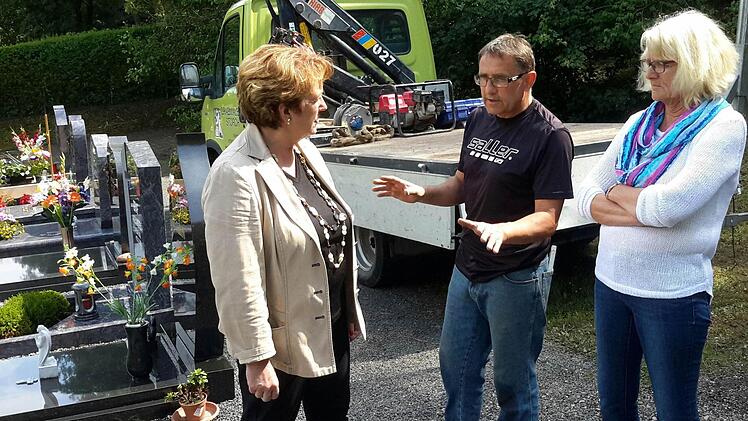 Fachsimpelei am Rande: Grabmal-Experte Hans-Jürgen Storch (Mitte) im Gespräch mit Bürgermeisterin Brigitte Meyerdierks (links) und Silvia Seitz vom Friedhofsamt. Foto: Rolf Pralle