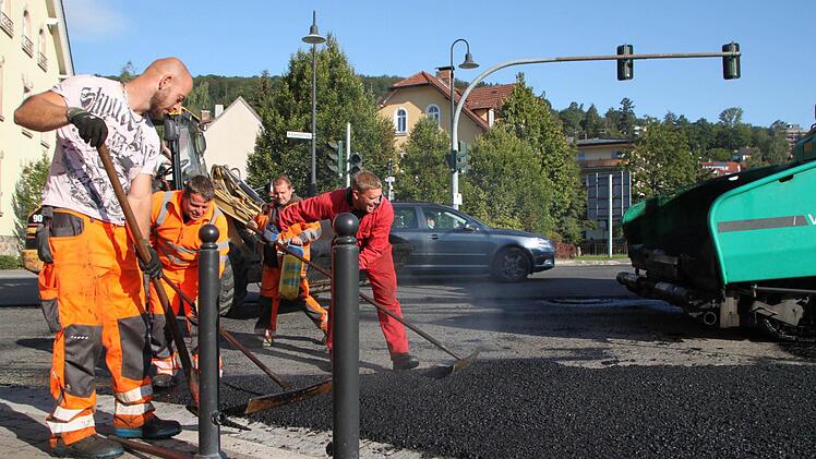 Asphaltierungsarbeiten am Deutschen Haus: Kleinere Teilstücke erledigen die Bauarbeiter in Handarbeit. Foto: Ulrike Müller