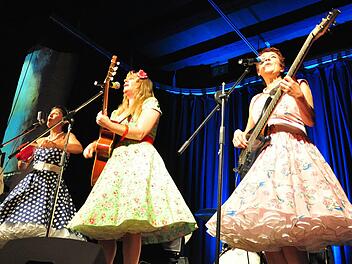 Sie tragen stilecht Petticoats und machen Musik aus den 50er und 60er Jahren des letzten Jahrhunderts. Die Band "The Wonderfrolleins" mit Isabelle Bodenseh, Andrea Paredes Montes und Lexi Rumpel (von links) sowie dem Schlagzeuger Rainer Rumpel sorgten für eine tolle Stimmung in der ausverkauften Rathaushalle in Haßfurt und ernteten am Ende stehende Ovationen.