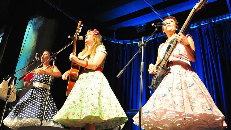 Sie tragen stilecht Petticoats und machen Musik aus den 50er und 60er Jahren des letzten Jahrhunderts. Die Band "The Wonderfrolleins" mit Isabelle Bodenseh, Andrea Paredes Montes und Lexi Rumpel (von links) sowie dem Schlagzeuger Rainer Rumpel sorgten für eine tolle Stimmung in der ausverkauften Rathaushalle in Haßfurt und ernteten am Ende stehende Ovationen.