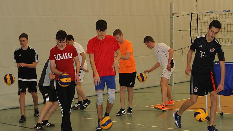 Auch Ballgewöhnungsübungen mit dem eigenartigen Volleyball standen im Vordergrund.