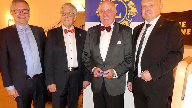 Schatzmeister Gerhard Müller (Zweiter von rechts) wurde mit dem "Club Officer Award" ausgezeichnet. Foto: Dieter Hübner