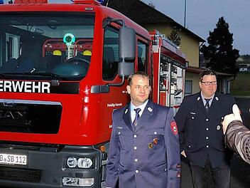 Kommandant Alexander Heim, 2. Kommandant Christian Kohlhepp und 2. Bürgermeister Roland Brönner (von links) bei der Übergabe des neuen Feuerwehrauto.  Foto: Gerd Schaar