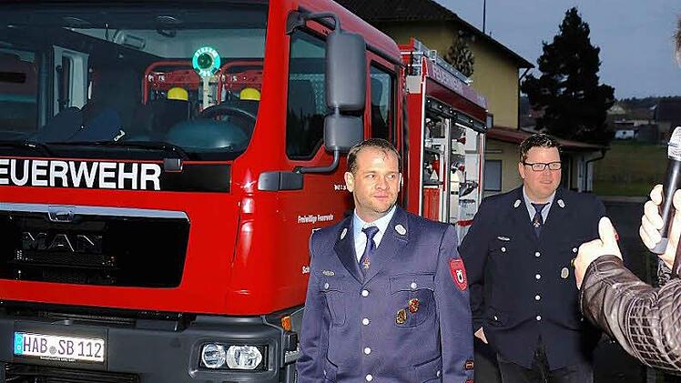Kommandant Alexander Heim, 2. Kommandant Christian Kohlhepp und 2. Bürgermeister Roland Brönner (von links) bei der Übergabe des neuen Feuerwehrauto.  Foto: Gerd Schaar