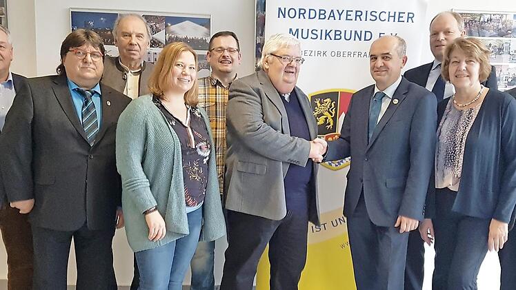 Führungswechsel beim Nordbayerischen Musikbund Bezirk Oberfranken. Das Bild zeigt (von links) den stellvertretenden Bezirksvorsitzenden Wolfgang Müller, Bezirksdirigent Michael Botlik, Bezirkskassier Heinrich Ramming, Bezirksjugendreferentin Monika Lorenz, Bezirksschriftführer Thomas Pohl, stellvertretenden Präsident und scheidenden Bezirksvorsitzenden Werner Pörner, den frisch gewählten Bezirksvorsitzende Thomas Kolb, Stellvertreter Helmut Schörner, Angelika Becker und Georg Schirner. Foto: ...