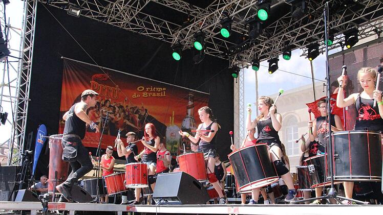 Samba-Festival 2018 in Coburg: Die Gruppe Como Vento aus Altenburg lieferte am Samstagnachmittag eine tolle Show auf der Hauptbühne am Schlossplatz. Oliver Schmidt