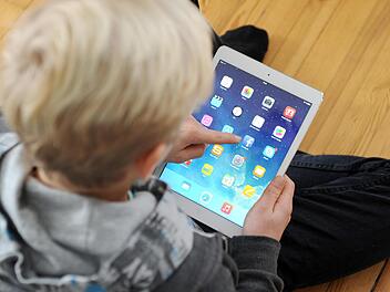 Ab wann wird der Umgang der Kinder und Jugendlichen mit sozialen Medien zur Gefahr? Um Eltern bei der Klärung solcher Fragen zu helfen, startet der Landkreis Forchheim jetzt das Förderprogramm "Elterntalk".  Foto: Tobias Hase, dpa