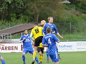 Hans-Christian Schmitt (links, TSV Münnerstadt) schaut gebannt, was Fabio Reuß (FC Thulba) gegen seine Mannschaftskollegen Philipp Bott und Nicolas Weber (vorne) macht. Foto: ssp