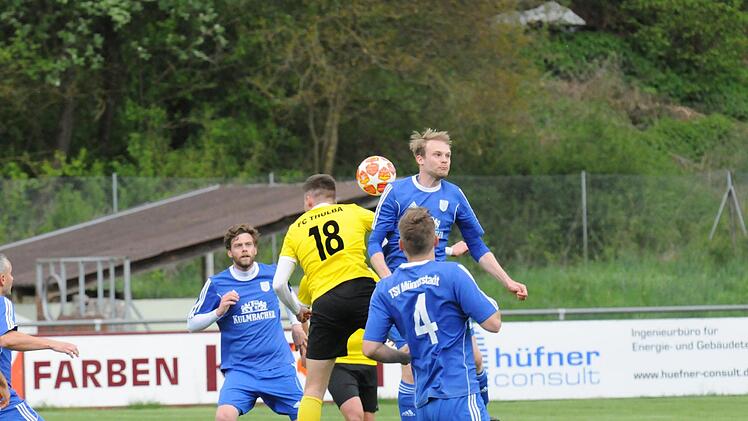 Hans-Christian Schmitt (links, TSV Münnerstadt) schaut gebannt, was Fabio Reuß (FC Thulba) gegen seine Mannschaftskollegen Philipp Bott und Nicolas Weber (vorne) macht. Foto: ssp