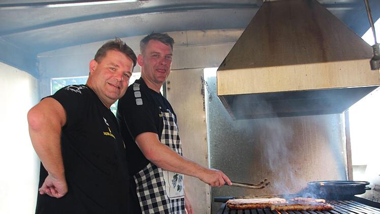 HSC-Geschäftsführer Michael Häfner (rechts) und Jochen Knauer schwitzten tapfer in der Bratwurstbude.Oliver Schmidt