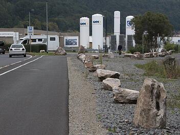 Die Vorschläge des Fachbüros zu einer optischen Abgrenzung verwarf der Stadtrat. Nun soll ein Geländer oder eine andere Form der Trennung von Radweg und Umgehungsstraße gebaut werden. Foto: Ulrike Müller