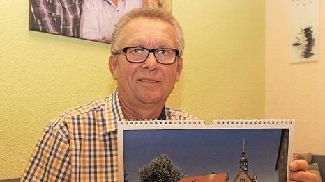 Harald Kaiser stellt seinen siebten Kalender vor. Foto: Evi Seeger
