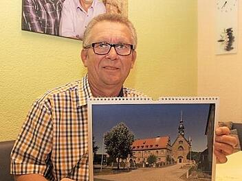 Harald Kaiser stellt seinen siebten Kalender vor. Foto: Evi Seeger