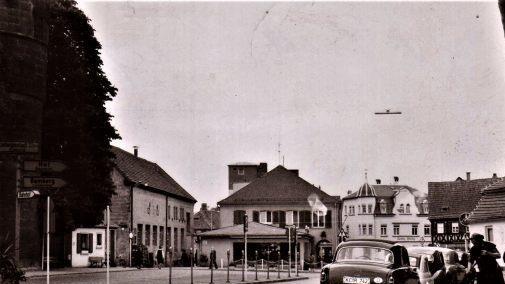Der Kronacher Marienplatz 1963. Links im Bild die ehemalige Brauerei Koch.      Repro: Gerd Fleischmann