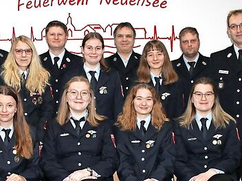 Der gegründete Festausschuss wird sich um das bevorstehende Jubiläum kümmern: (vorne, v. l.) Maria Schmidt, Elena Hofmann, Hannah Rühr und Anna Hofmann, (hinten, v, l.) Vorsitzender Matthias Hofmann, stellvertretende Kommandantin Miriam Winterbaue...