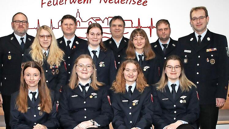 Der gegründete Festausschuss wird sich um das bevorstehende Jubiläum kümmern: (vorne, v. l.) Maria Schmidt, Elena Hofmann, Hannah Rühr und Anna Hofmann, (hinten, v, l.) Vorsitzender Matthias Hofmann, stellvertretende Kommandantin Miriam Winterbaue...