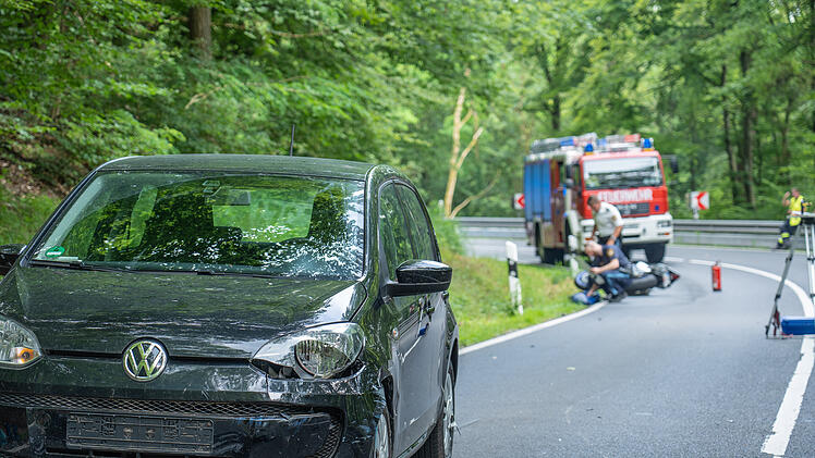 Motorradfahrer stürzt und wird von entgegenkommenden Auto erfasst: 27-Jähriger verstirbt noch an Unfallstelle