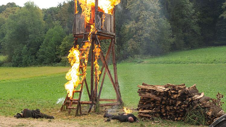 Auf Robert K&auml;fer (Werner Wultsch, links) und Franz Heindl (Edi J&auml;ger) wurde beim Jagen ein Brandanschlag ver&uuml;bt. K&auml;fer wird ihn nicht &uuml;berleben, Apfelbrenner Heindl nur schwer verletzt.