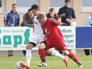 Der Sander Stürmer Dominik Barth (links), der in Ammerthal traf, vor der Winterpause aber lange verletzt war, möchte sich auch im Rückspiel gegen die Oberpfälzer in die Torschützenliste eintragen.