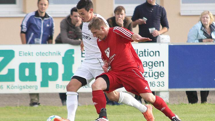 Der Sander Stürmer Dominik Barth (links), der in Ammerthal traf, vor der Winterpause aber lange verletzt war, möchte sich auch im Rückspiel gegen die Oberpfälzer in die Torschützenliste eintragen.