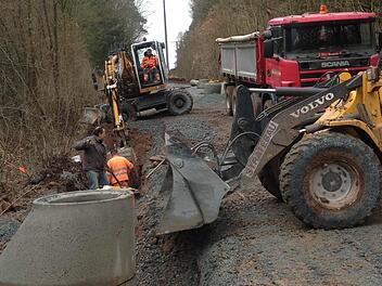 Die Baustelle vor Witzmannsberg läuft gut. Wenn die Straße fertig ist, wird das Straßenniveau fast einen Meter höher sein und mit dem Schacht (links) abschließenFotos: Jürgen Gärtner