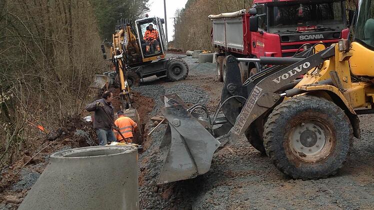 Die Baustelle vor Witzmannsberg läuft gut. Wenn die Straße fertig ist, wird das Straßenniveau fast einen Meter höher sein und mit dem Schacht (links) abschließenFotos: Jürgen Gärtner