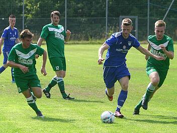 Zum Saisonstart vor zwei Wochen beim VfB Kulmbach haben die Mainleuser Spieler - grüne Trikots, von links : Eugen Abibullayevm Björn Zrenner und André Eilbrecht, hier gegen die Kulmbacher Michael Hamacher und Pascal Zeiß (links) - nicht geahnt, dass die Bezirksligasaison für sie schon nach drei Spielen zu Ende ist. Foto: Monika Limmer
