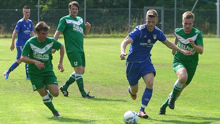 Zum Saisonstart vor zwei Wochen beim VfB Kulmbach haben die Mainleuser Spieler - grüne Trikots, von links : Eugen Abibullayevm Björn Zrenner und André Eilbrecht, hier gegen die Kulmbacher Michael Hamacher und Pascal Zeiß (links) - nicht geahnt, dass die Bezirksligasaison für sie schon nach drei Spielen zu Ende ist. Foto: Monika Limmer